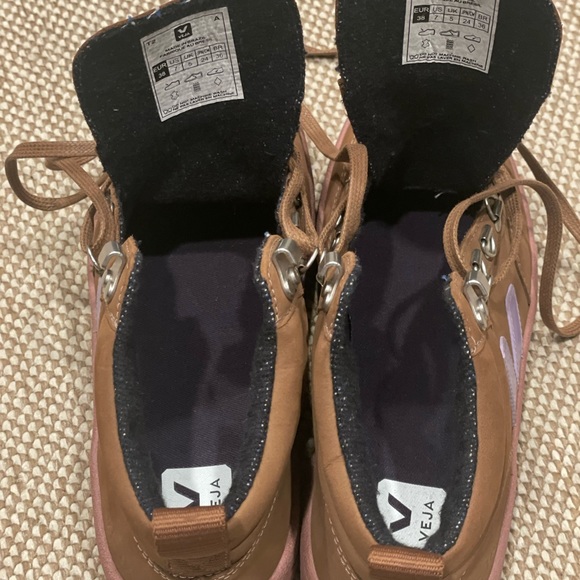 VEJA Gender Inclusive Roraima High Top Sneaker NWOT - Picture 12 of 14